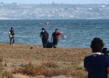 Barcone si capovolge sulla spiaggia di Siculiana