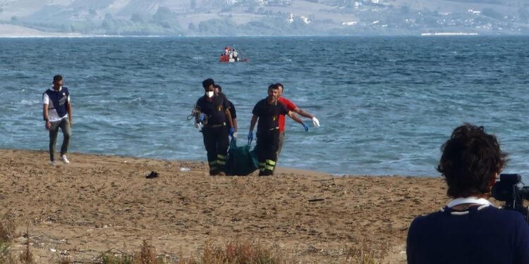 Barcone si capovolge sulla spiaggia di Siculiana