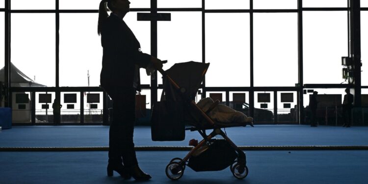 Lasciato nel passeggino da una donna