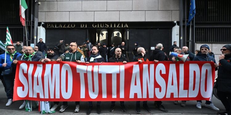 I 16 sono accusati di vari reati dopo blocco aeroporto