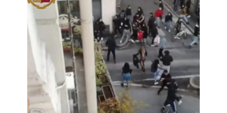 Tre feriti in contesa a Padova tra 20 giovani con tirapugni