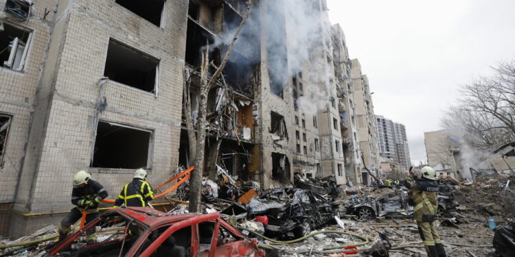 Una parte dell'edificio a due piani è crollata