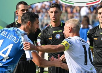 L'arbitro Collu al Sinigaglia per Como-Ternana (foto Roberto Colombo)