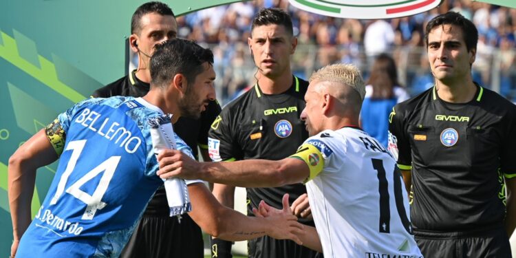 L'arbitro Collu al Sinigaglia per Como-Ternana (foto Roberto Colombo)