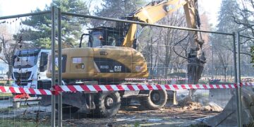 Cantiere dei giardini a lago di Como, dopo le giostre demolito anche il chiosco