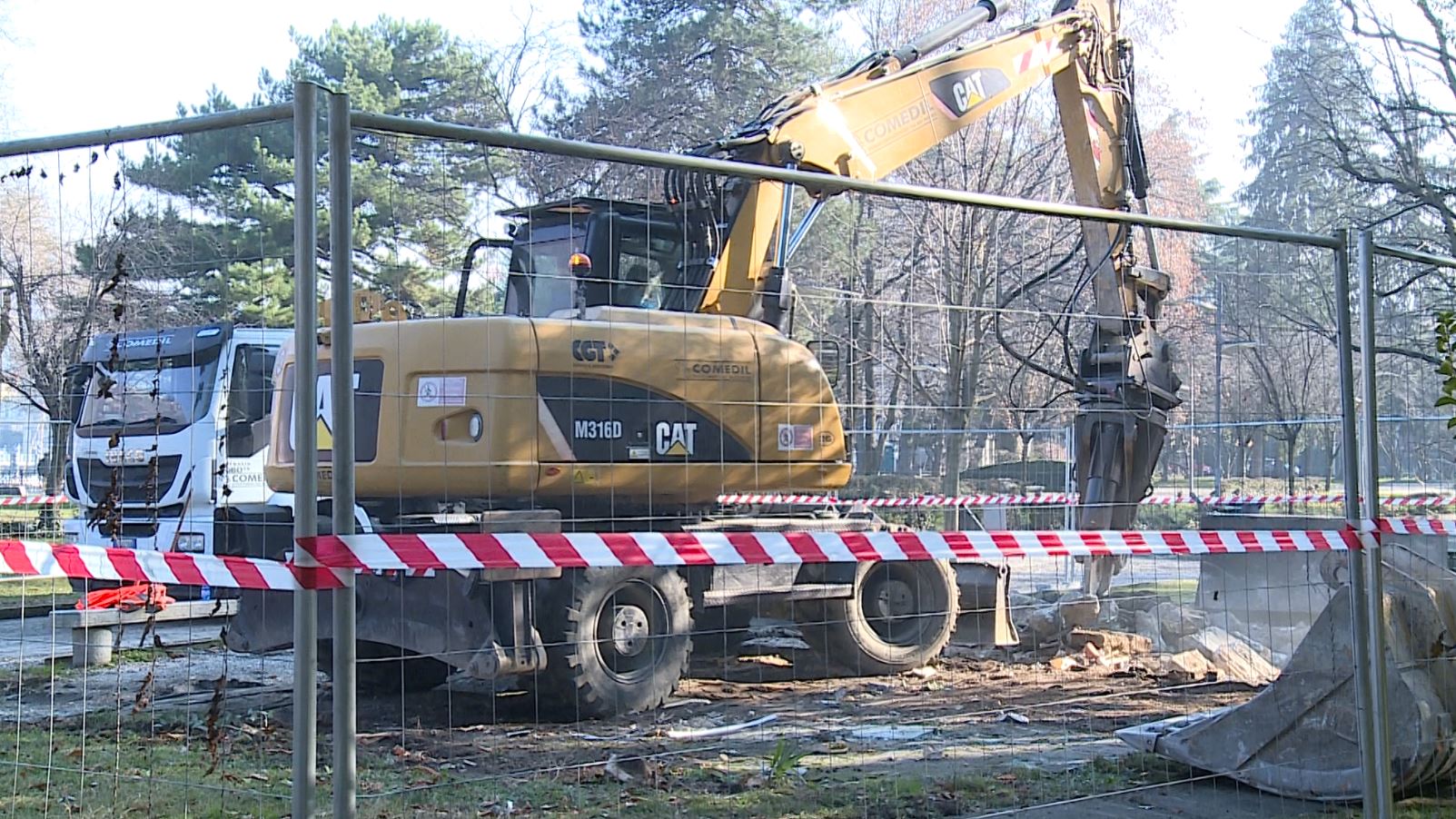 Cantiere dei giardini a lago di Como, dopo le giostre demolito anche il chiosco