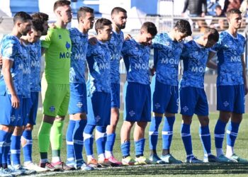 Gli azzurri durante il minuto di silenzio dedicato a Gigi Riva (foto Roberto Colombo)