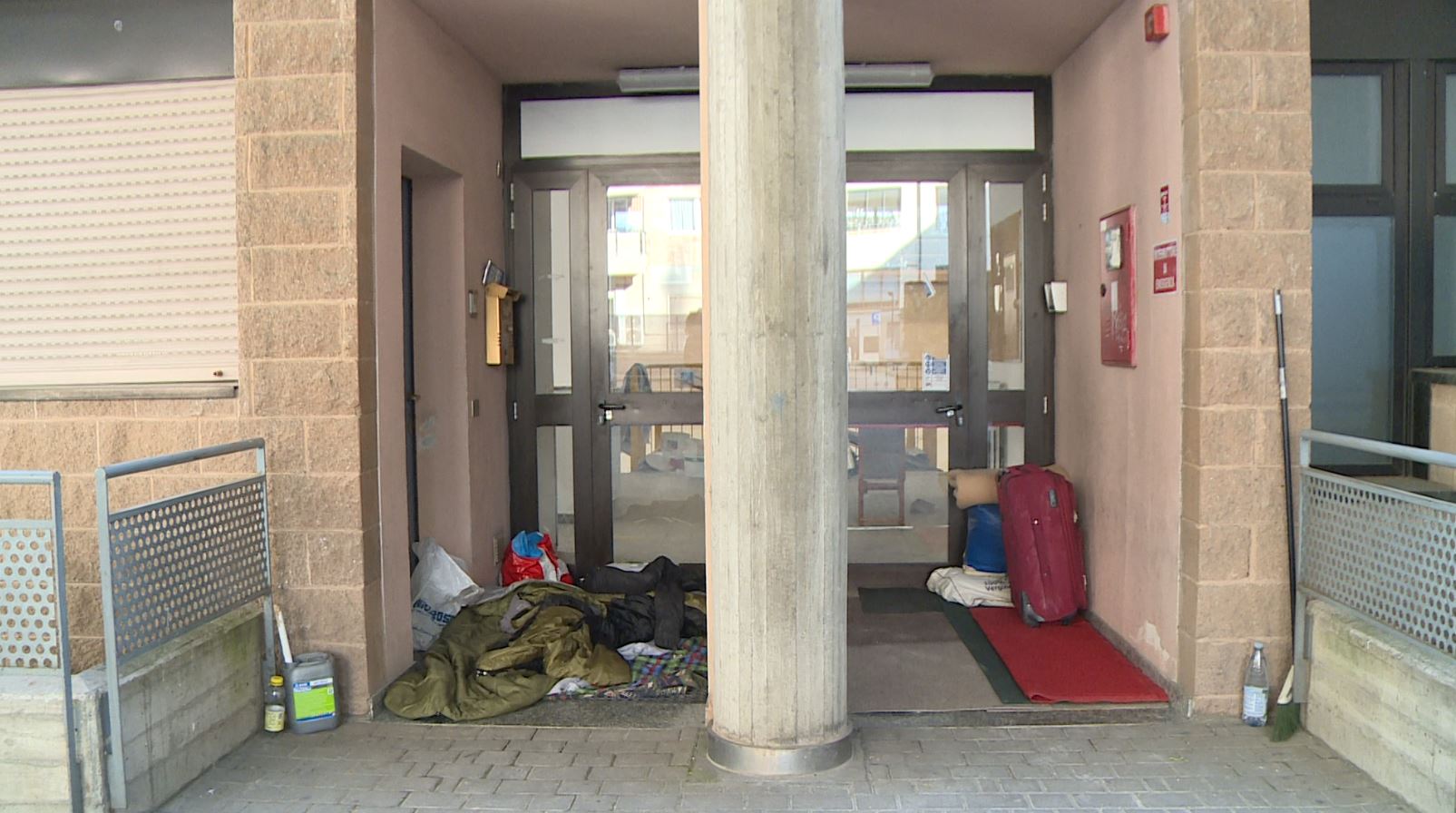 Palestra di via Giulini a Como, l’ingresso diventa un rifugio per senzatetto  