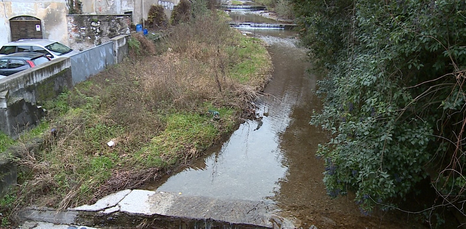 Torrente Cosia, criticità da sanare nel tratto in città