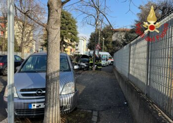 Como, incidente tra due auto in via Del Lavoro