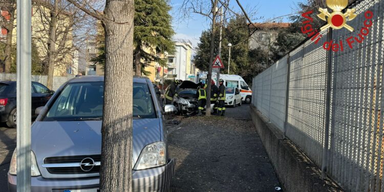 Como, incidente tra due auto in via Del Lavoro