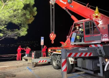 Auto nel lago Como