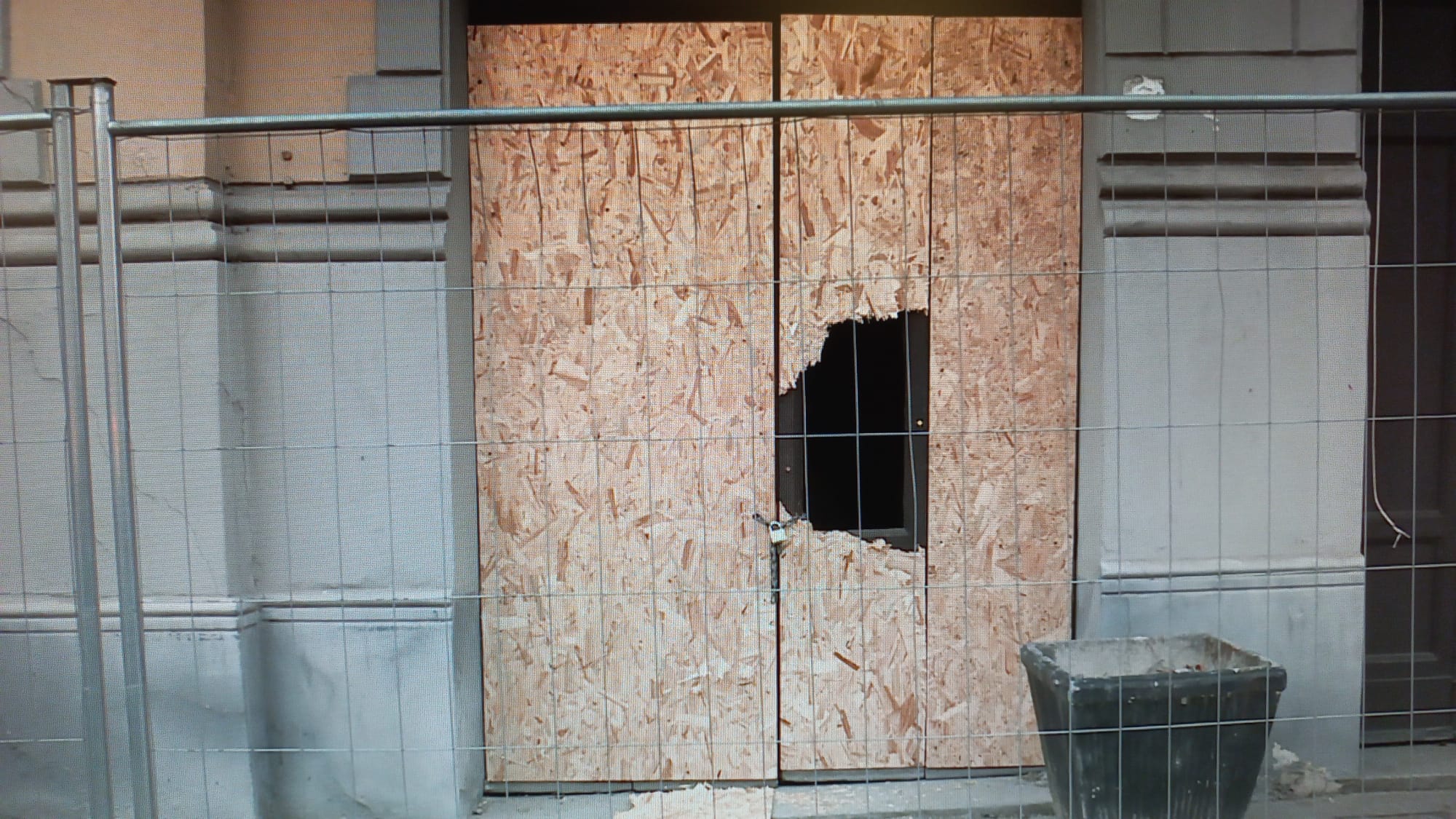 Politeama, senzatetto all’interno. Blitz della polizia locale, bloccati gli accessi