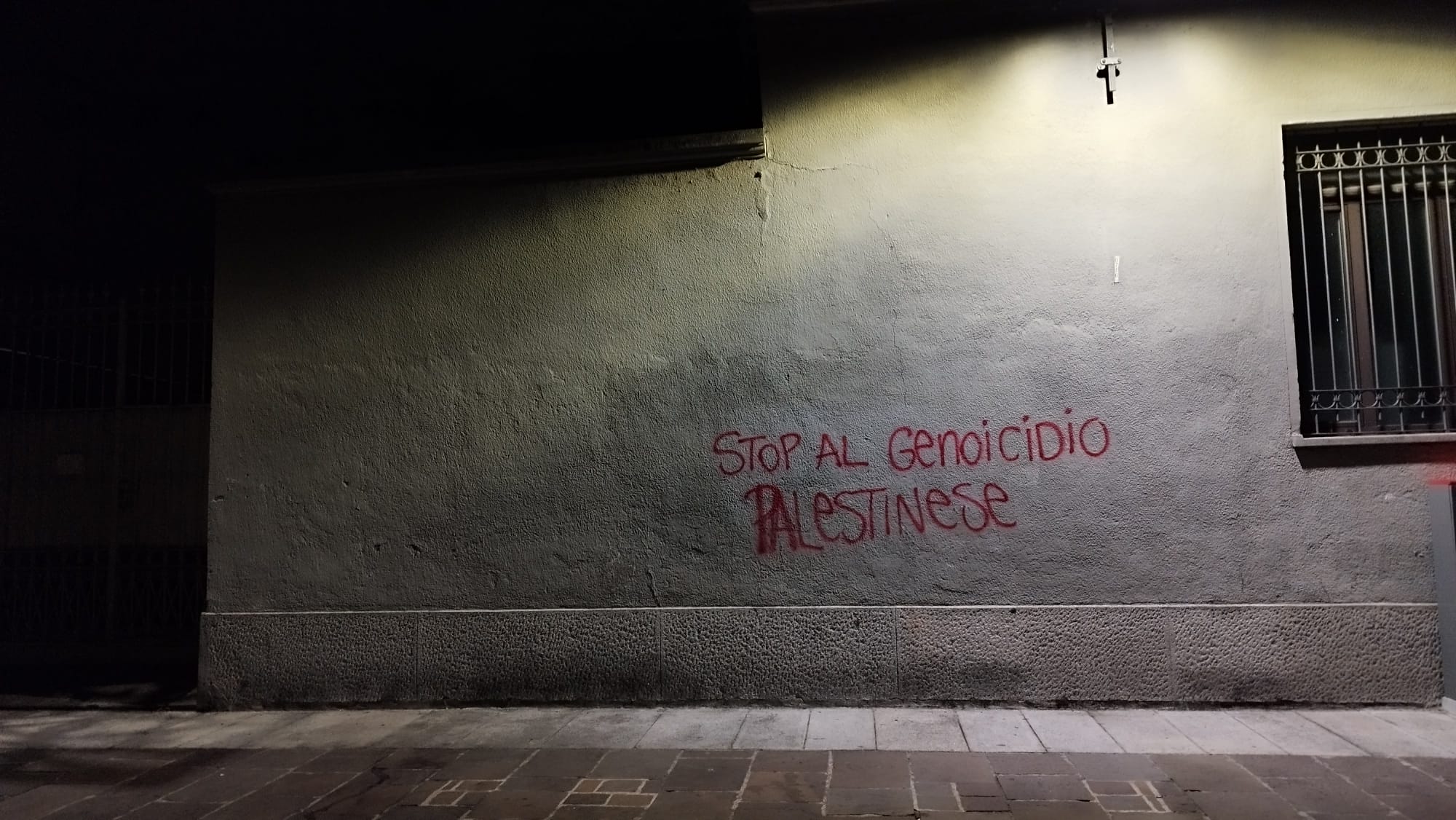 Conflitto in Medio Oriente, raid vandalico in centro città. Palazzi imbrattati