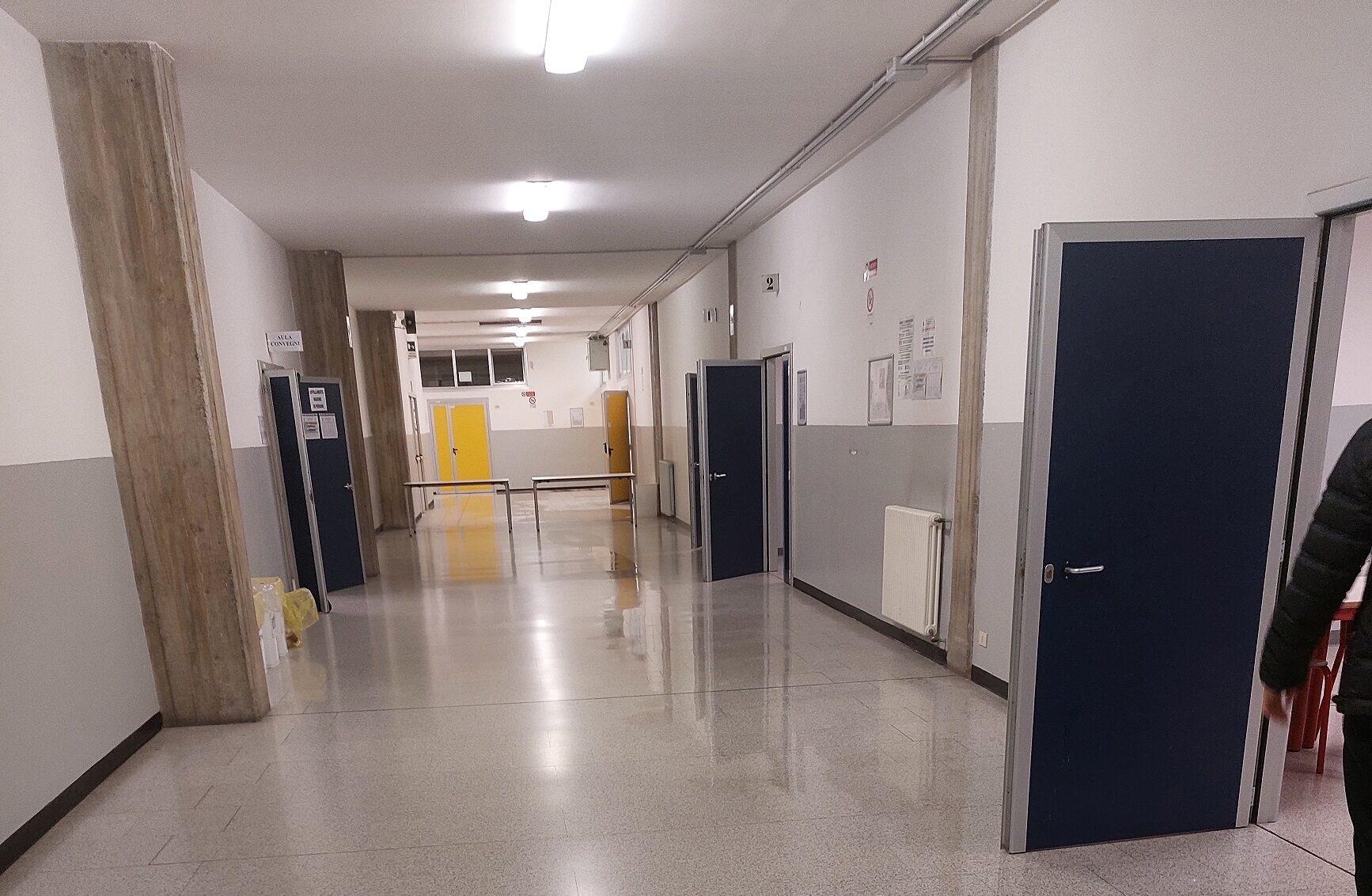 Magistri Cumacini, piove all’interno dell’istituto: acqua dal soffitto, pavimenti allagati e aree inagibili  