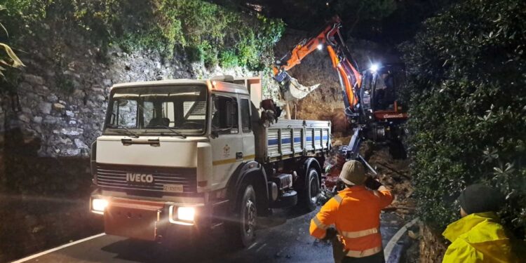 Nel pomeriggio prevista la riapertura della strada a una corsia