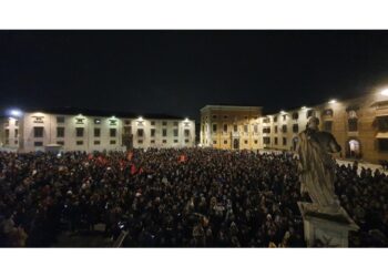 Slogan 'Vergogna' e striscioni 'Basta violenza da polizia'