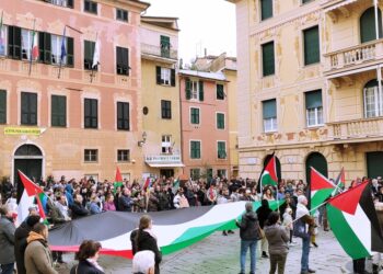 Cartello dice '27 gennaio: giorno della memoria corta'