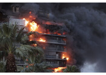 Per i vigili del fuoco è impossibile entrare ora nell'edificio