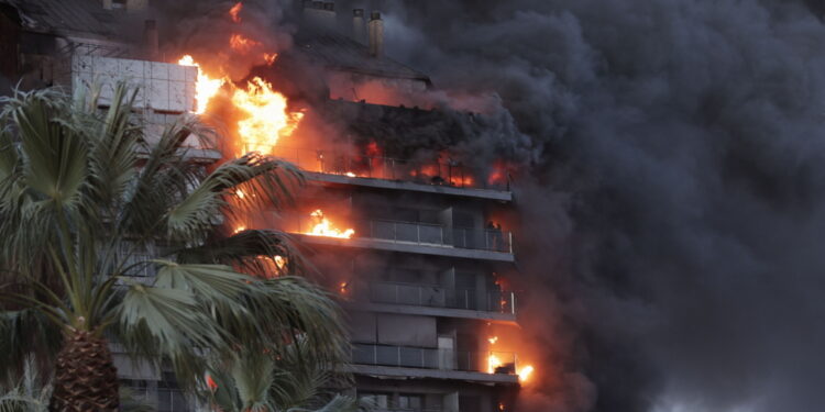 Per i vigili del fuoco è impossibile entrare ora nell'edificio