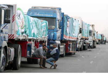 Media: 'Stava cercando di recuperare cibo dai camion con aiuti'