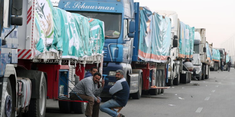 Media: 'Stava cercando di recuperare cibo dai camion con aiuti'