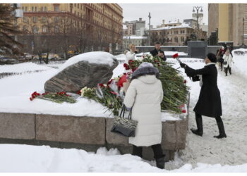 Per il terzo giorno consecutivo in memoria del dissidente morto