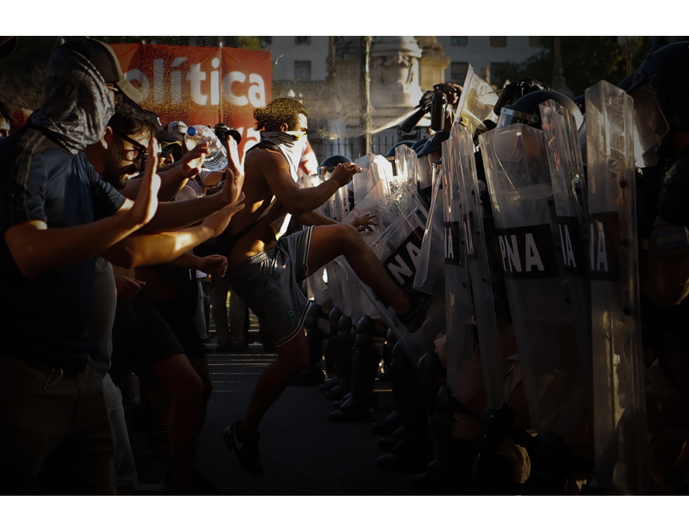Argentina: scontri polizia-manifestanti, intervento deputati