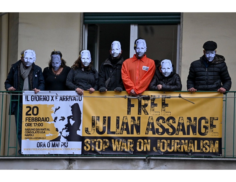 Assange, a Napoli striscione su sede del sindacato stampa - EspansioneTv