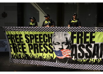 Decine di manifestanti di WikiLeaks davanti ad Alta Corte Londra