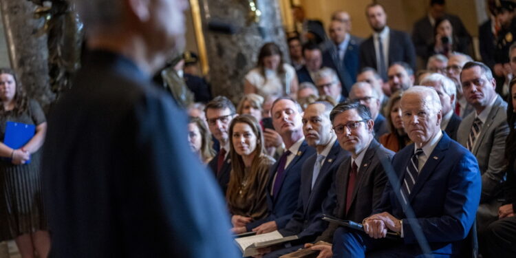 Il presidente recita due strofe del brano 'Fall on me'