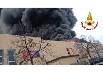 L'incendio in provincia di Milano