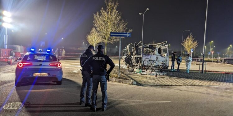 Polizia e vigili del fuoco stanno facendo accertamenti