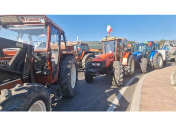 Agricoltori della protesta dei trattori respinti indietro