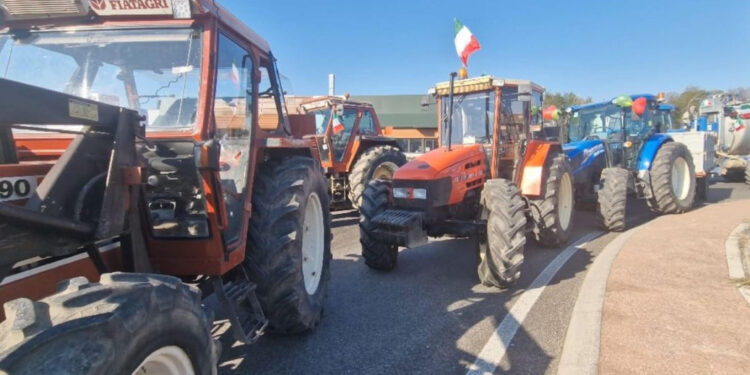 Agricoltori della protesta dei trattori respinti indietro