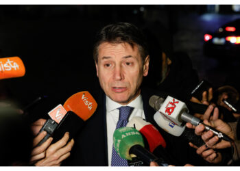 Il leader Cinquestelle nella sede della coalizione a Cagliari