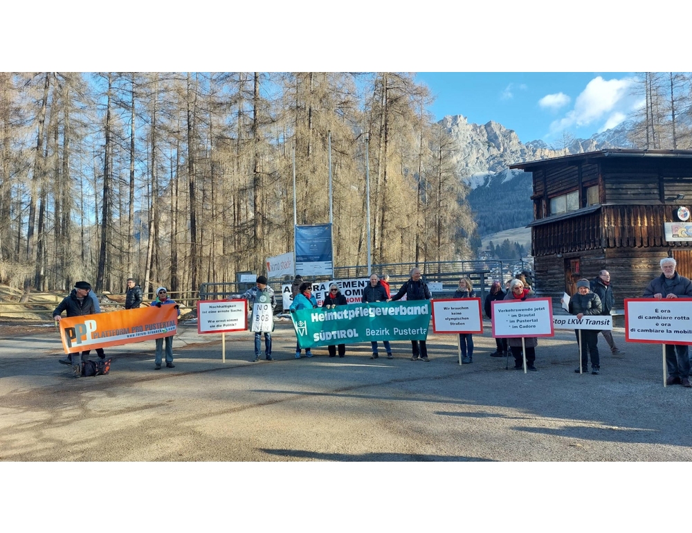 Un centinaio di manifestanti nel giorno consegna del cantiere