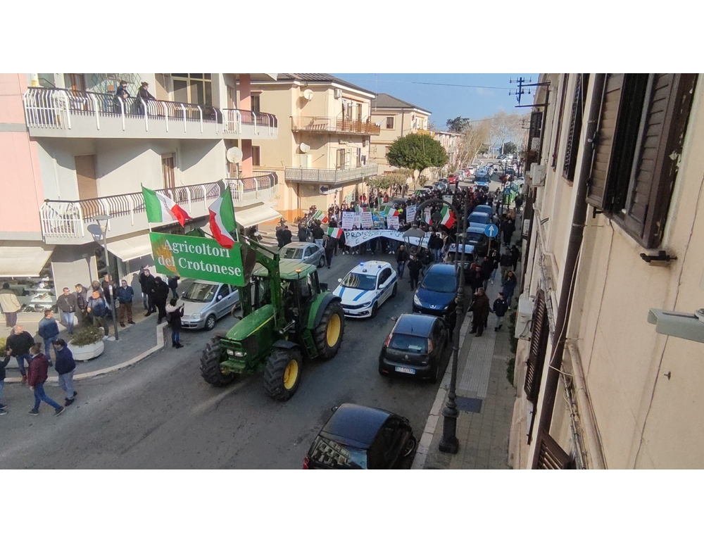 Corteo protesta agricoltori a Crotone, ‘il problema è di tutti’