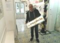 Con un grande segnale a forma di una X sul nome