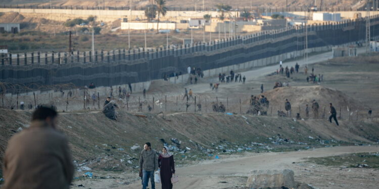 Palestinesi premono a confine spinti da bombardamenti israeliani