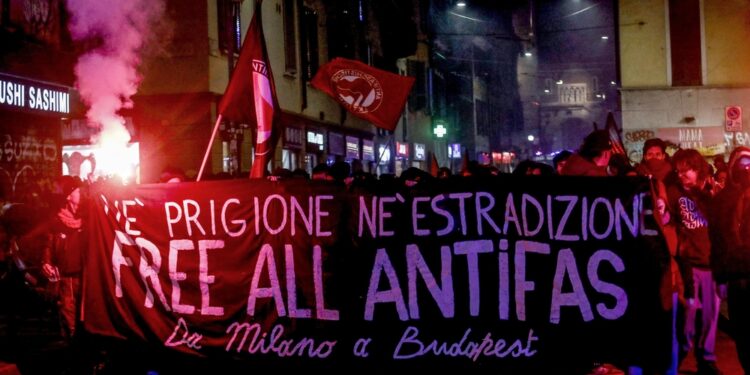 'Al fianco di chi è accusato di aggredire i nazisti'