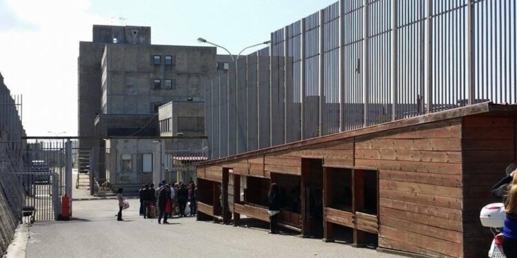 Stessa misura anche per comandante polizia penitenziaria