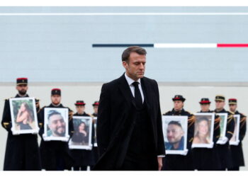 Il presidente all'omaggio per 4 mesi da uccisione 42 francesi