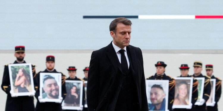 Il presidente all'omaggio per 4 mesi da uccisione 42 francesi