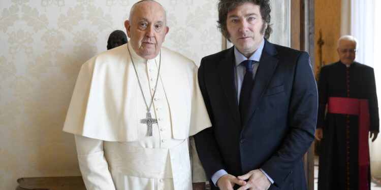 Prima dell'udienza in Vaticano un selfie con alcuni connazionali