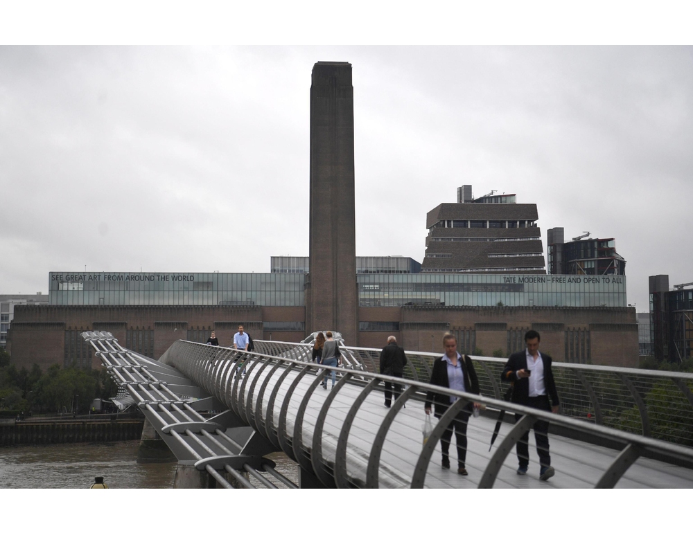 Muore dopo essere caduto dalla Tate Modern di Londra