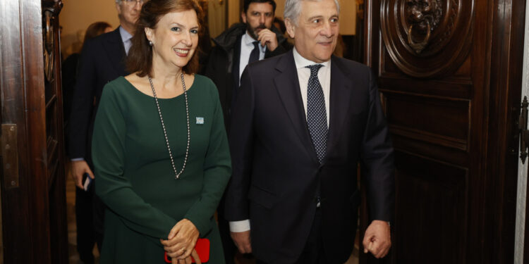 Alla ministra argentina la maglia di Lautaro portata da Marotta