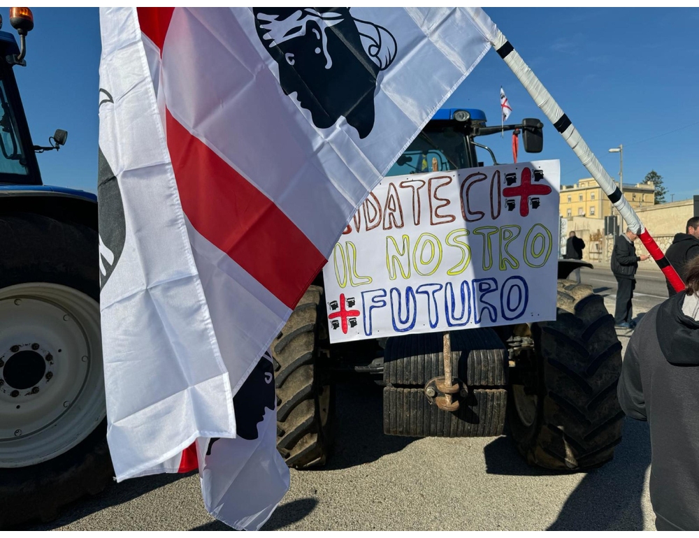Protesta trattori, terza notte a Cagliari tra clacson e fumogeni