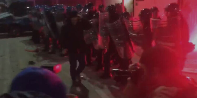 Tensione tra i manifestanti e le forze dell'ordine