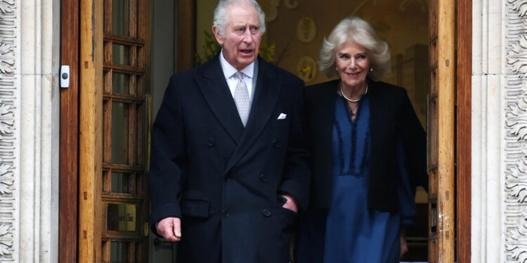 In abito scuro e cappotto era accampagnato dalla regina Camilla